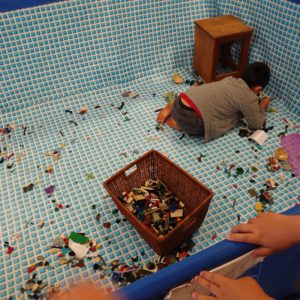 プールの中にもレゴに夢中になっている姿が。