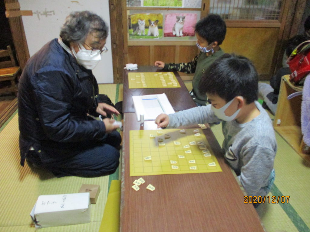 将棋はたまに先生が教えにきて下さいます。
