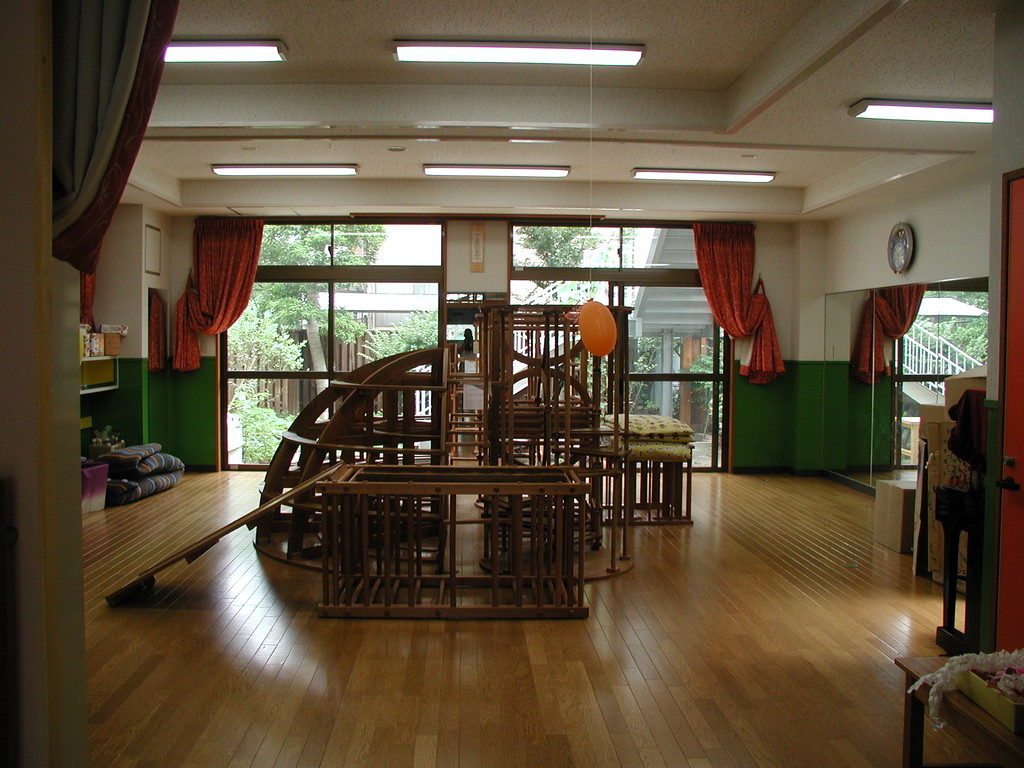 １階ホールは板の間の遊戯室