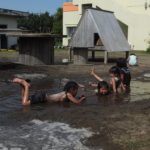 真夏のような暑さの日には、水遊びが気持ち良い！園庭の”吾妻海”では、全身で味わう子供達がいます。