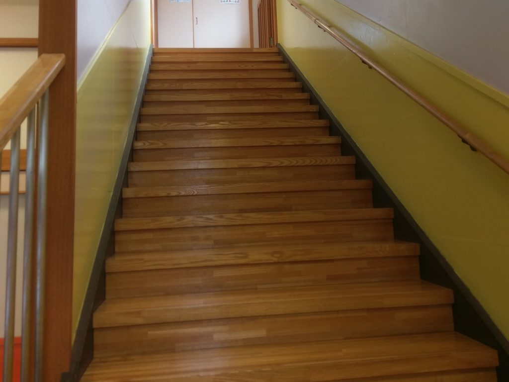 2階への階段。