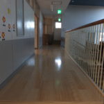 [工事"後"]階段を上り、ホールへ繋がる廊下もこの通り。雑巾がけをするにはもってこいですね！